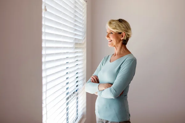 Senior woman with arms folded — Stock Photo, Image