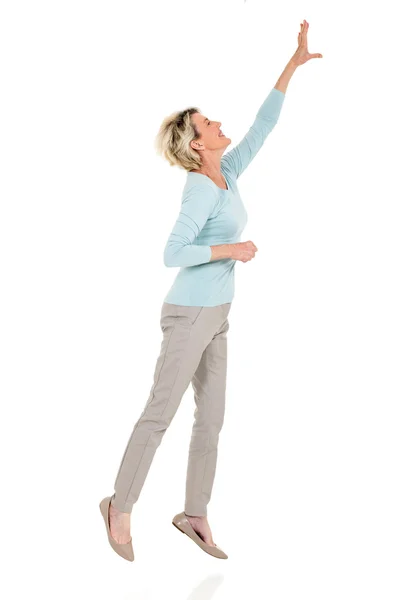 Frau springt auf und streckt die Hand aus — Stockfoto