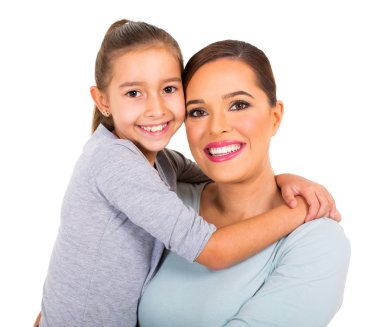 Anne ve kızı kucaklayan