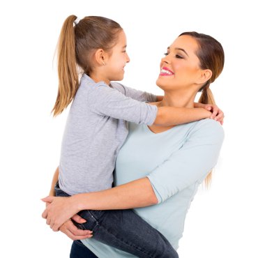 Anne ve kızı kucaklayan