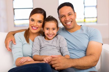 Aile kanepede oturuyor.