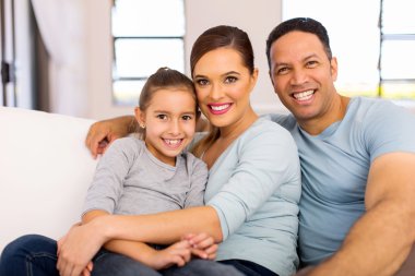 Aile kanepede oturuyor.