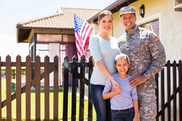 Família militar em pé juntos — Fotografia de Stock