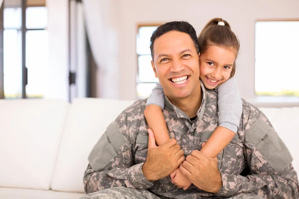 Filha e pai militar — Fotografia de Stock