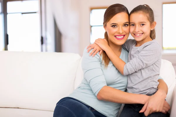 Madre e figlia piccola — Foto Stock