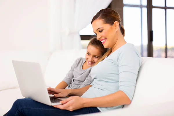 Mãe e filha usando laptop — Fotografia de Stock