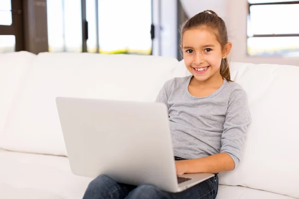 Menina usando laptop — Fotografia de Stock