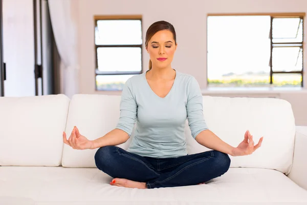 Donna che fa meditazione yoga — Foto Stock