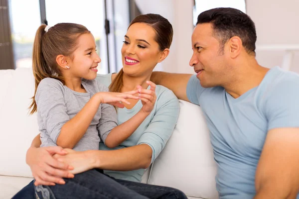 Familie sitzt auf Couch — Stockfoto