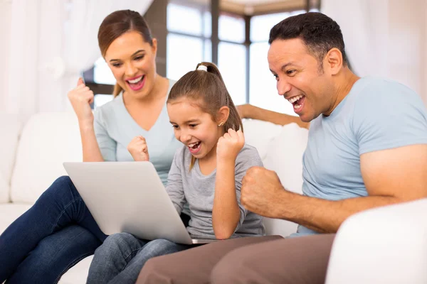 Família usando laptop juntos — Fotografia de Stock