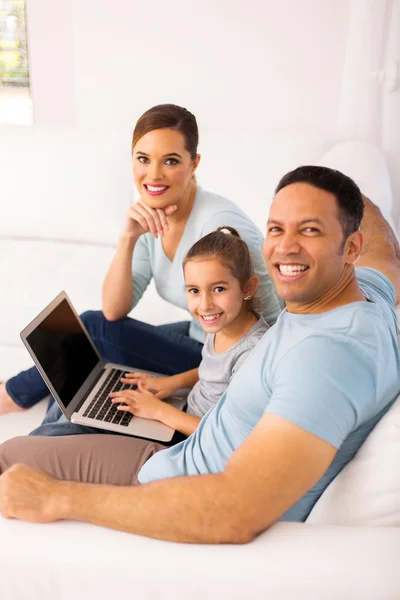 Familie nutzt gemeinsam Laptop — Stockfoto