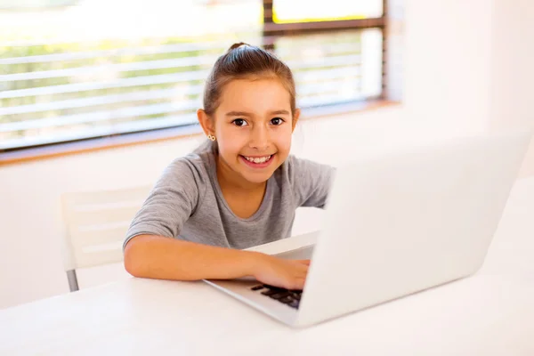 Dizüstü bilgisayar kullanan kız — Stok fotoğraf