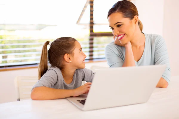 Mãe e filha usando laptop — Fotografia de Stock