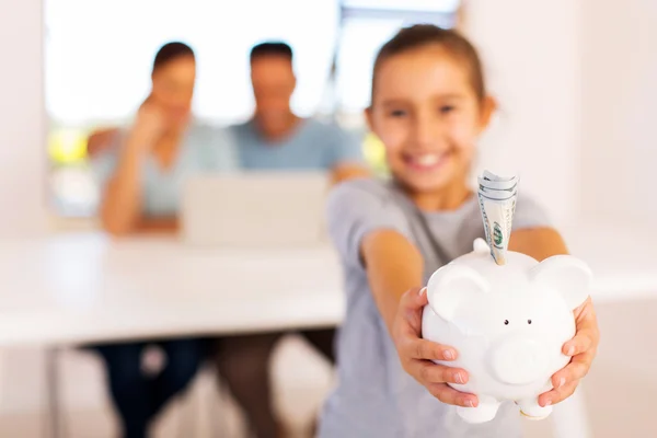 Flicka anläggning piggybank — Stockfoto