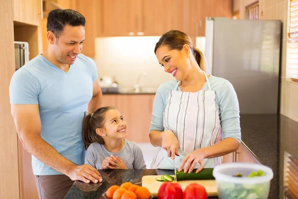 Famiglia che fa insalata — Foto Stock