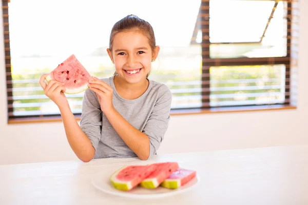 Meisje eten watermeloen — Stockfoto