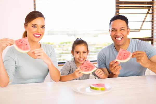 Familie genieten van watermeloen — Stockfoto