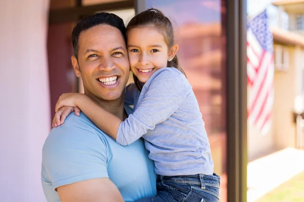 Uomo che tiene figlia — Foto Stock