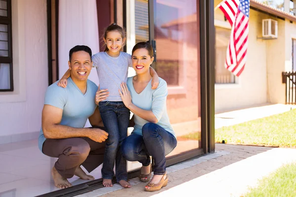 Família americana perto de casa — Fotografia de Stock