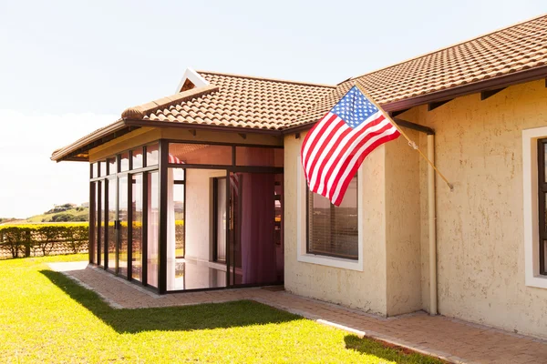 Casa con bandera americana — Foto de Stock