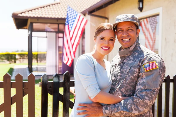 Abraço casal militar — Fotografia de Stock