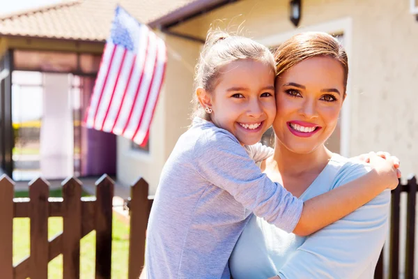 Ragazza abbracciare madre — Foto Stock