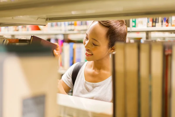 Student in library looking for books — Stock Photo, Image