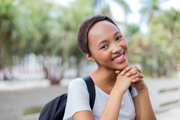 Kvinnliga afrikanska amerikanska universitetsstuderande — Stockfoto