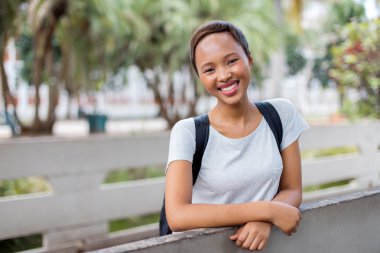 kadın Afro-Amerikan Üniversitesi öğrencisi