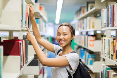 kitaplığındaki kitap ararken öğrenci