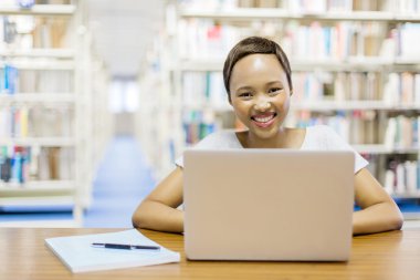 Kütüphanede okuyan kız öğrenci