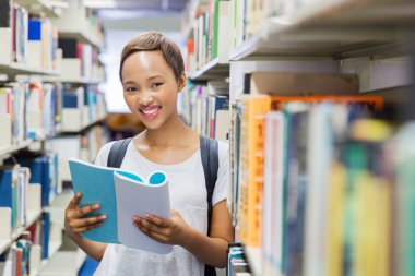 Öğrenci okuma kitap kütüphane