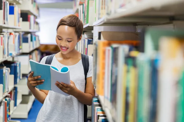 Student lezing boek in bibliotheek — Stockfoto