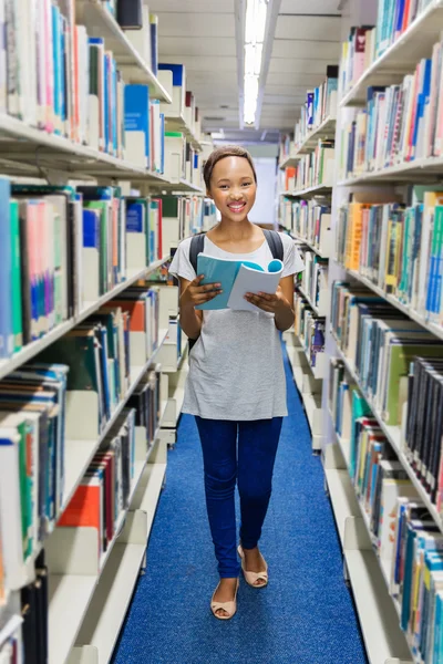 Uczeń czytania książki w bibliotece — Zdjęcie stockowe