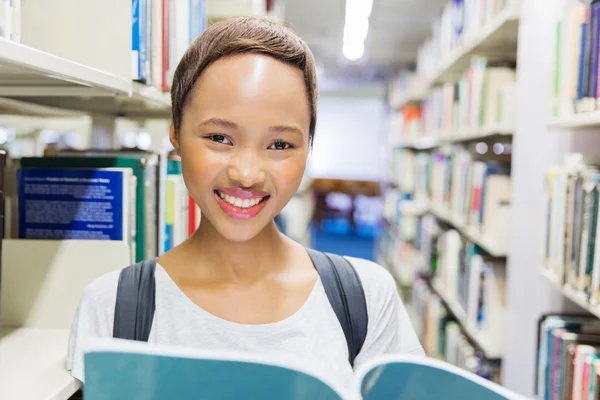 Livro de leitura de estudantes na biblioteca — Fotografia de Stock