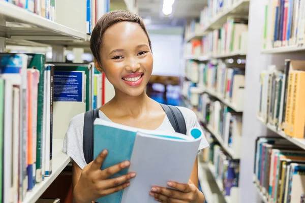 Livro de leitura de estudantes na biblioteca — Fotografia de Stock