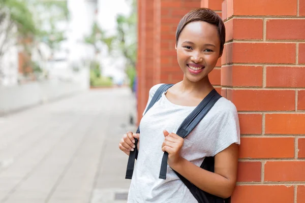 Kvinnliga universitetsstuderande i skolan — Stockfoto