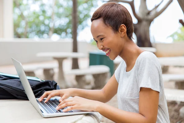 Afrikanische Studentin arbeitet am Laptop — Stockfoto