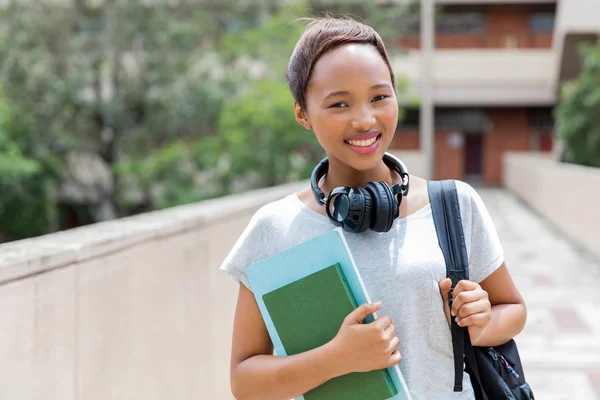 Kvinnliga collegestudent med hörlurar — Stockfoto