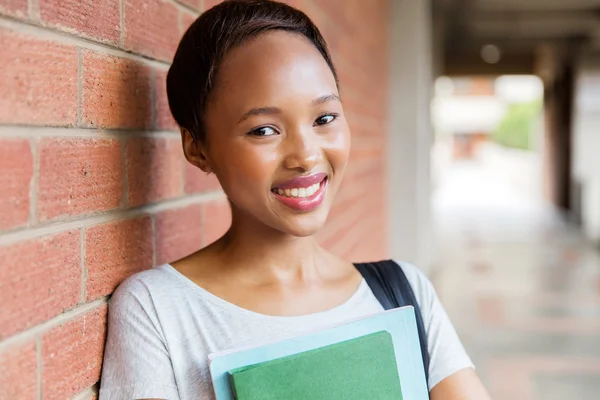 Afro-Amerikaanse vrouwelijke college student — Stockfoto