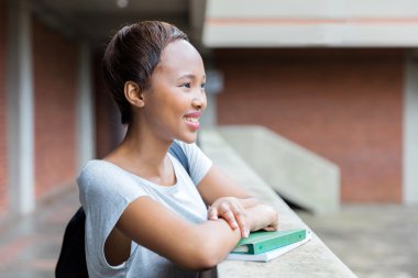 kolej kız pasaj tarafından ayakta