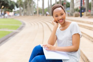 Afro Amerikan Koleji kız