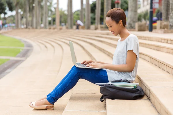 Estudiante con portátil sentado al aire libre —  Fotos de Stock