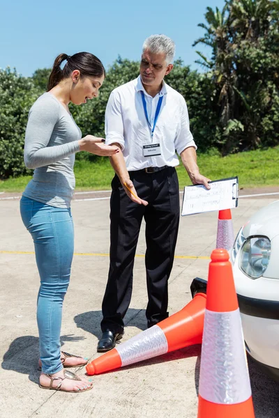 Schüler überfährt Verkehrskegel — Stockfoto