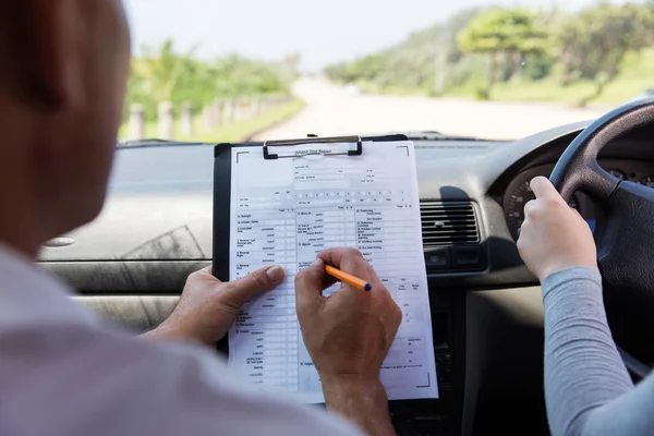 Instruktör och student driver under lektionen — Stockfoto