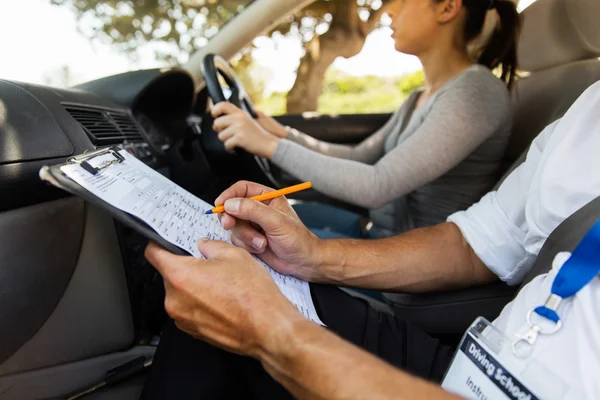 Instruktör och student driver under lektionen — Stockfoto