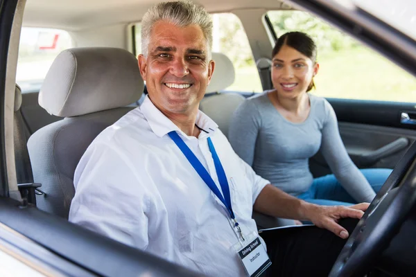 Docent en student chauffeur tijdens de les — Stockfoto