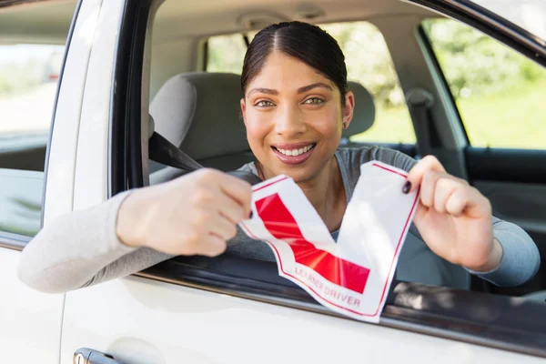 Fahrer zerreißt Fahrerschild — Stockfoto