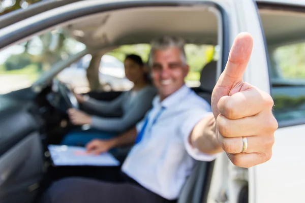 Instructor in car with learner — Stock Photo, Image