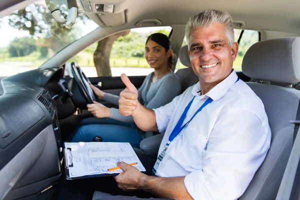 Instructor in car with learner — Stock Photo, Image